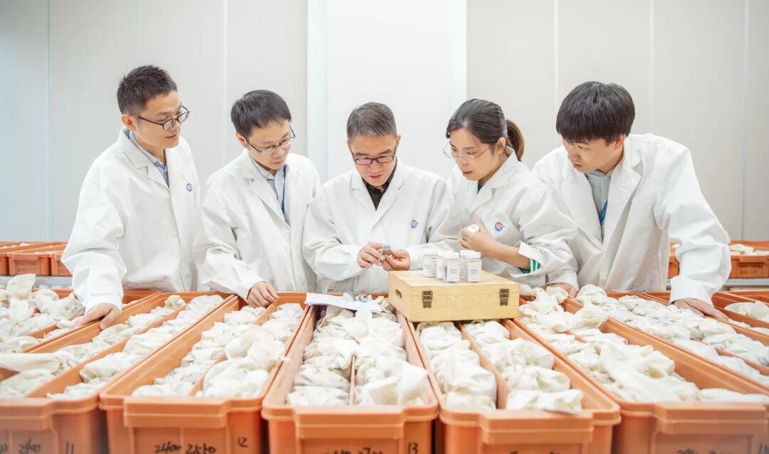 渤海油田科研人员正在岩芯库观察岩心。