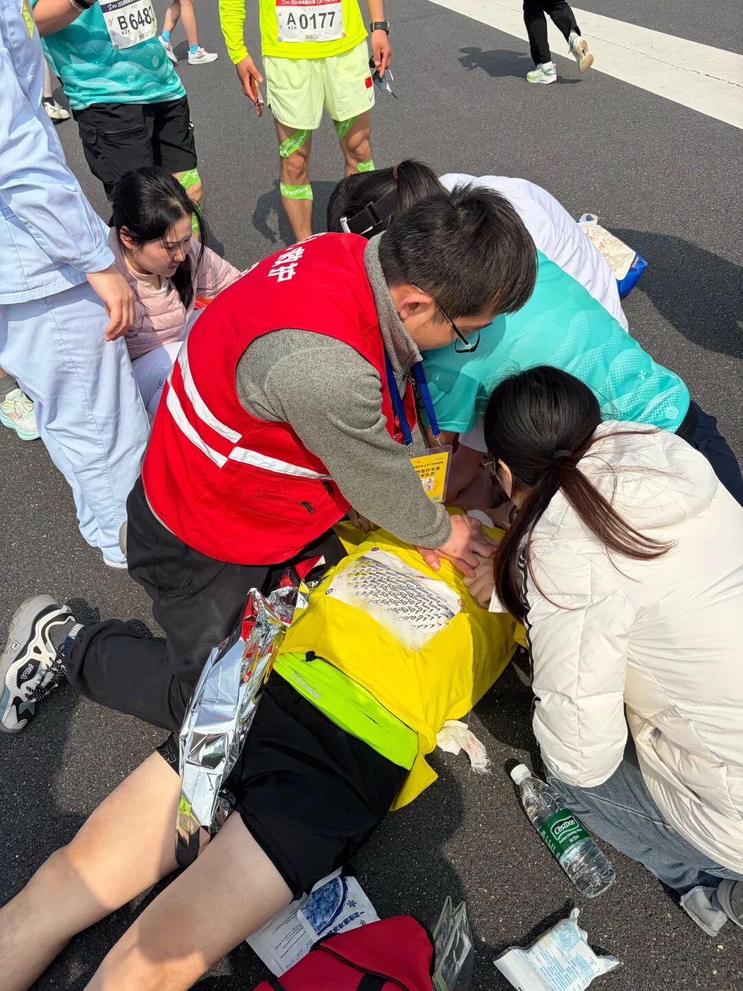 合肥半马一名选手突发晕厥，医护人员齐力成功救援