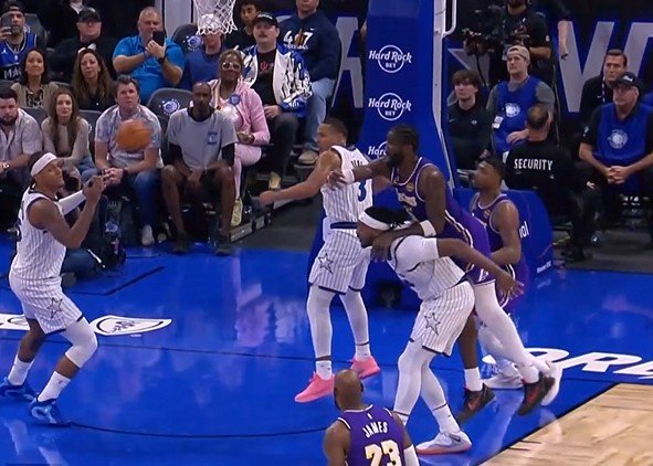 关键判罚！艾顿身后争板被吹罚犯规 球权给魔术