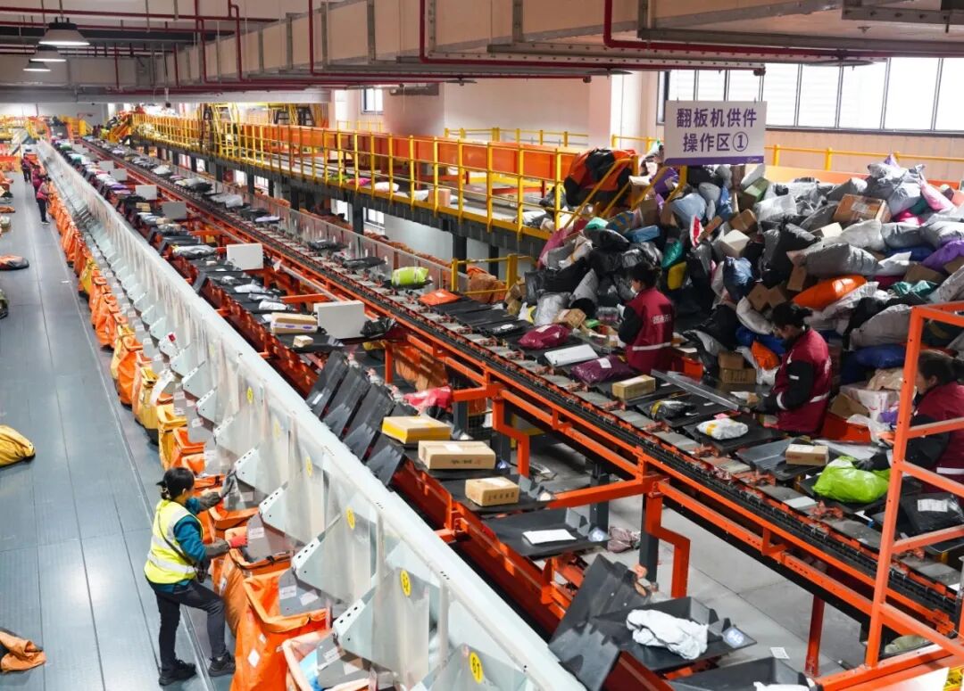 ↑图为沙河市圆通速递冀南智创园分拣车间。资料图片