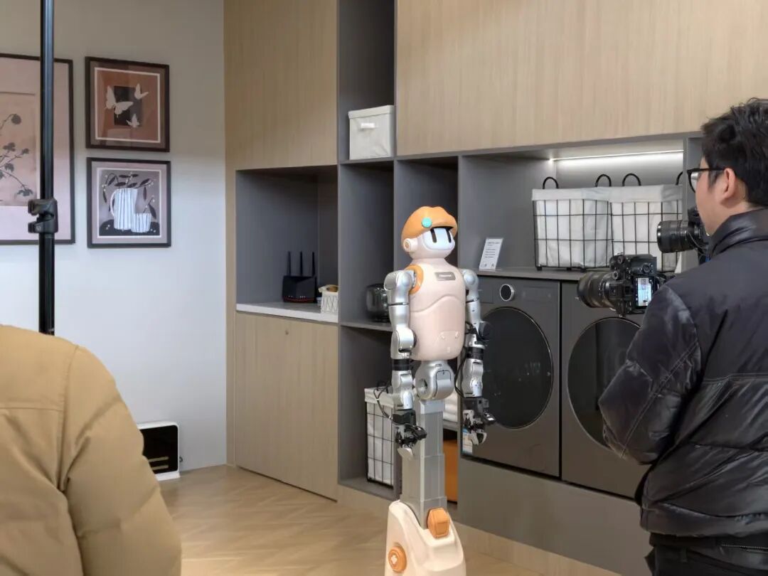 （图源：雷科技现场摄制/海信 Savvy 机器人管家）