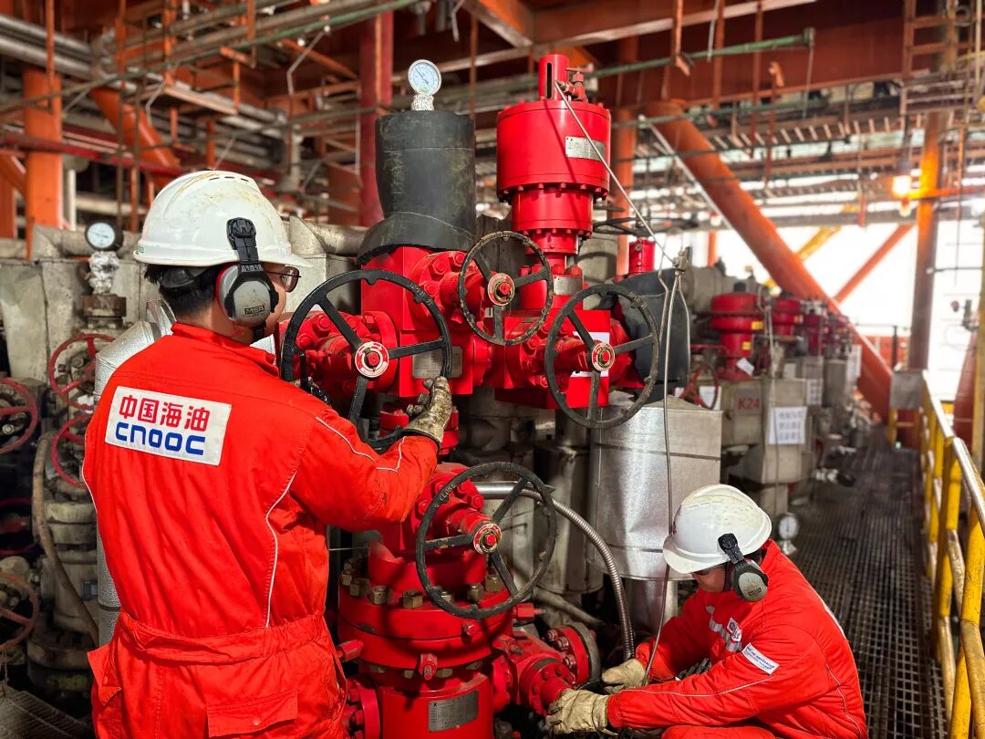 绥中36-1油田现场作业人员开展采油树维保