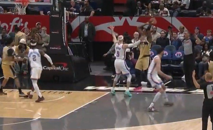 就离谱！萨尔发底线球给弧顶 超大劲直接发个回场违例