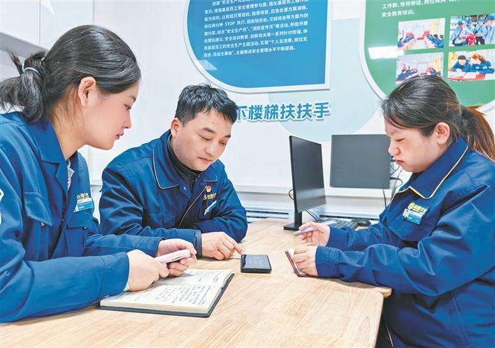 3月2日，天能化工有限公司基层班组长参加兵团“工会杯”首届班组长线上学习。王峰 摄