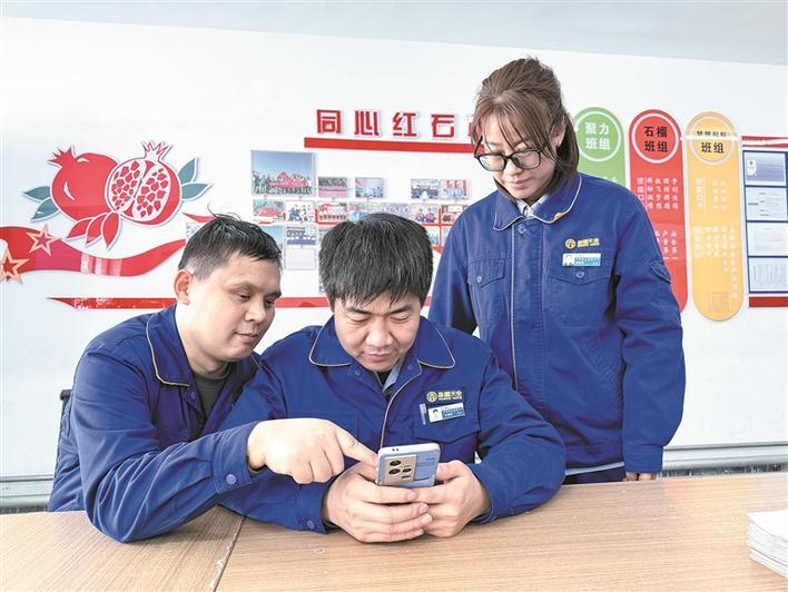3月9日，天辰化工有限公司聚合车间班组长（中）和同事一起交流学习经验，备战兵团“工会杯”首届班组长大赛。张丽 摄