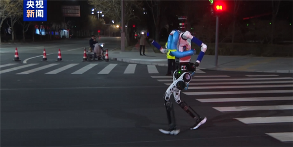 人形机器人半马进行首场练习测试