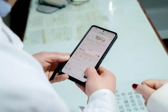 ▲复星基金会携手阿里巴巴公益基金会研发的“AI村医助手”,可在“乡村医生计划”公众号免费使用