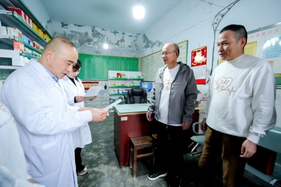 ▲复星国际董事长郭广昌(右二)复星基金会理事长李海峰(右一)邀请余红、李术兰村医参加“专家带教进修营”