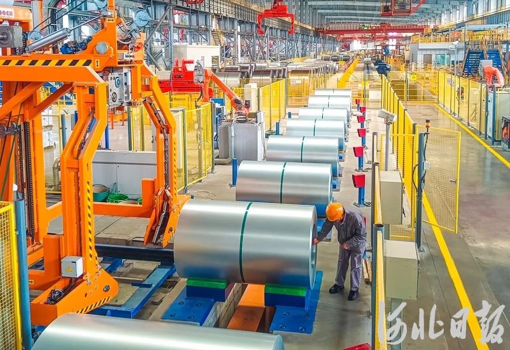 近日，河钢集团唐钢公司汽车板产线，员工正在检查超宽幅深冲级汽车外板钢卷质量。李英辉摄