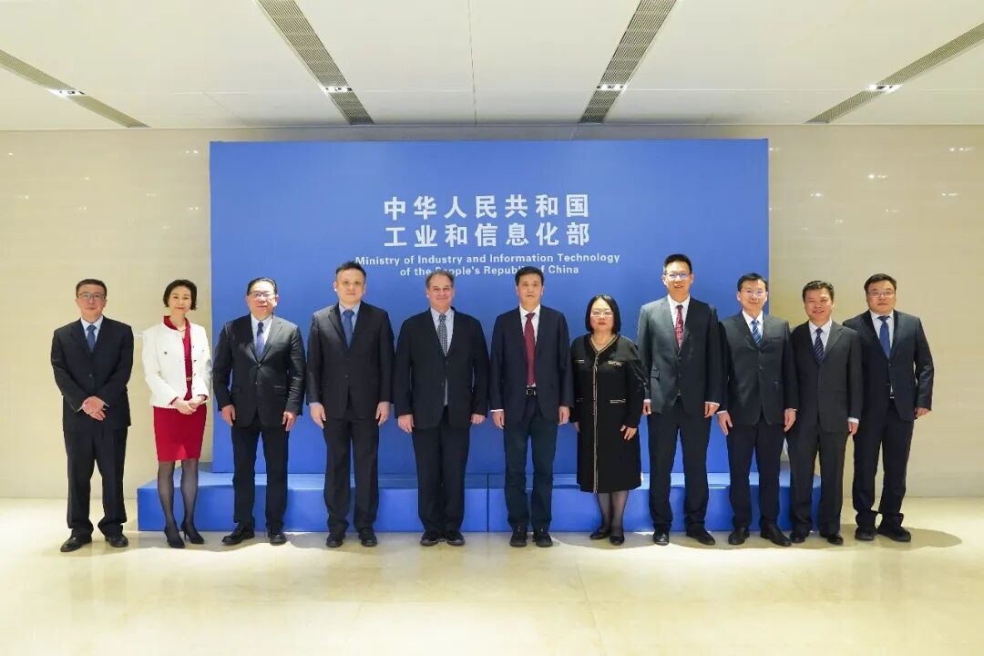 3月23日，工业和信息化部副部长熊继军在北京会见美中贸易全国委员会会长谭森及其会员企业代表。