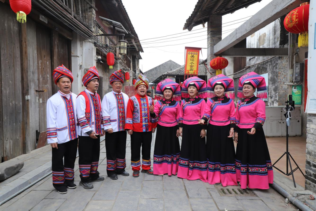 歌手在石板街即兴互动唱山歌