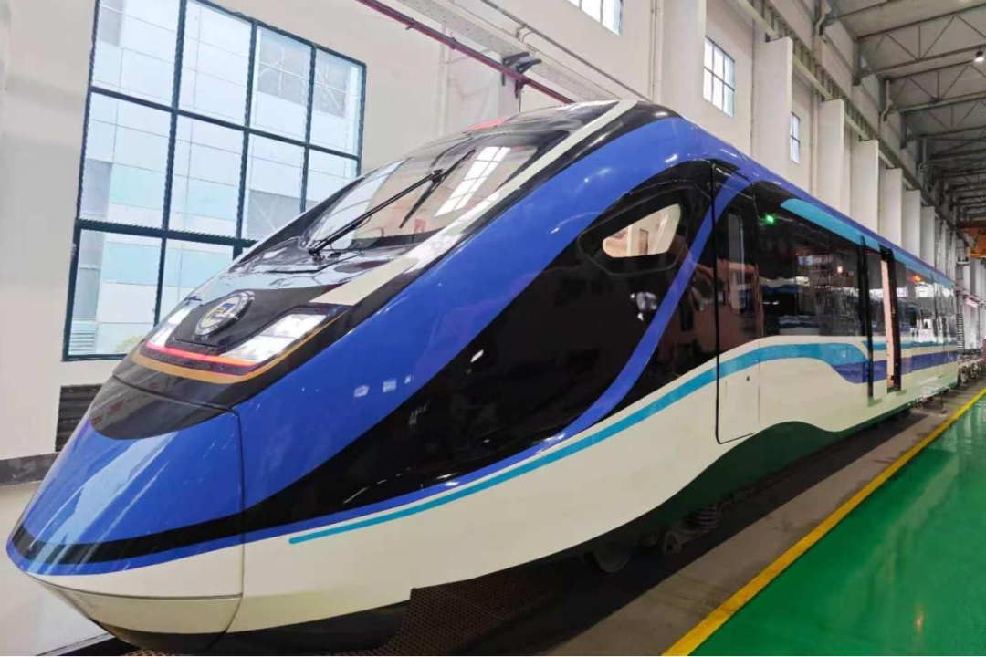 列车金色飘带彰显科技竞速中的领先地位（重庆交开投集团供图）