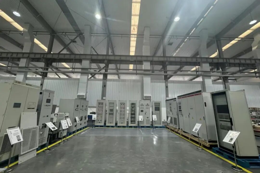 自主研发的主动式牵引供电系统（重庆交开投集团供图）