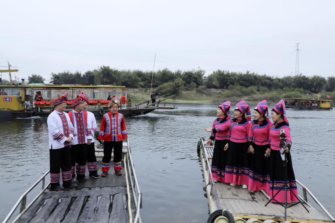 山歌手在竹排上对唱山歌