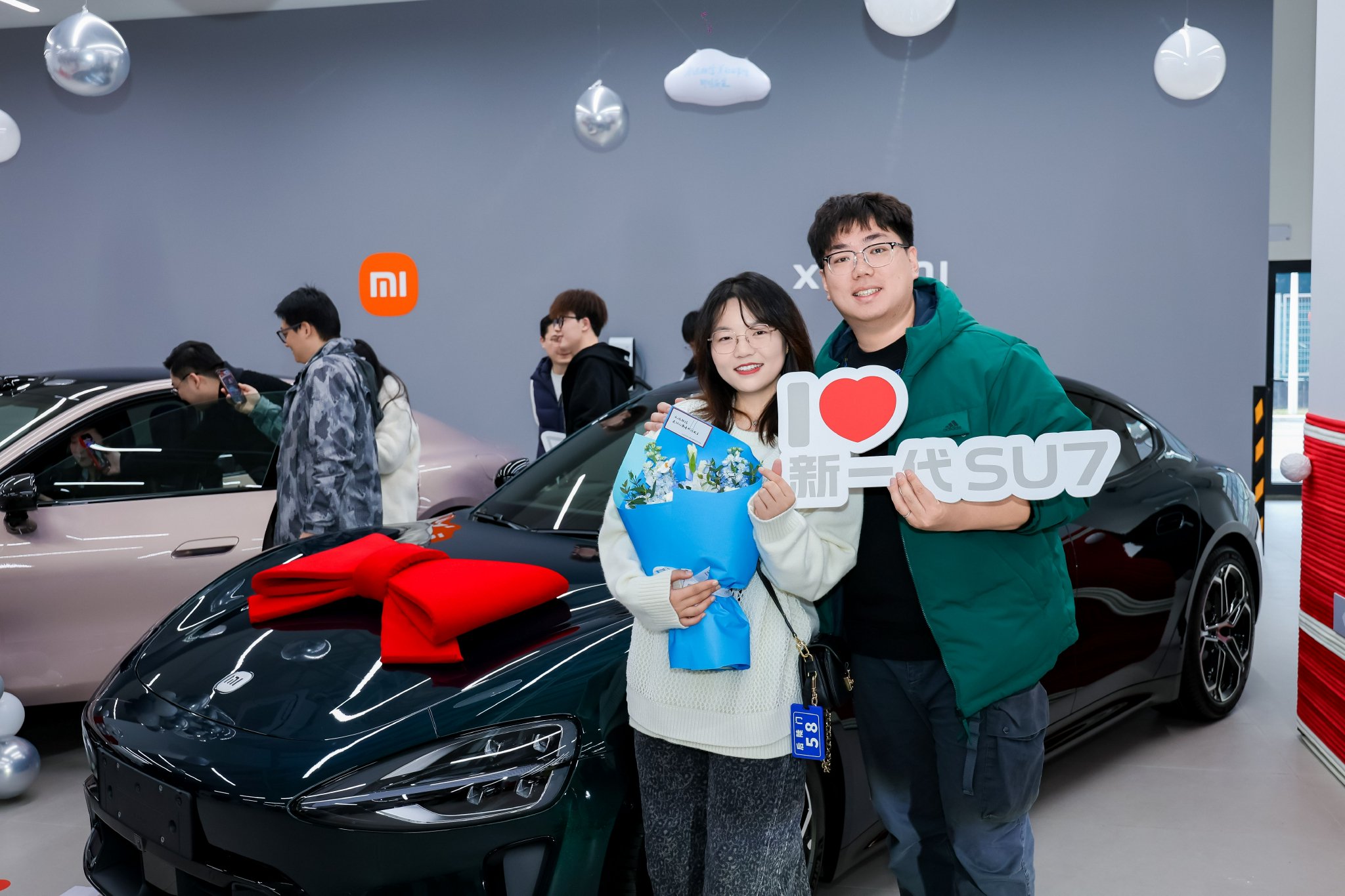 小米汽车新一代SU7上海首批用户交付现场
