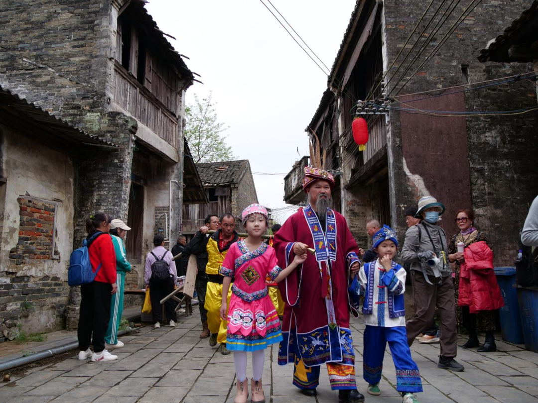 巡游队伍走过古镇石板街