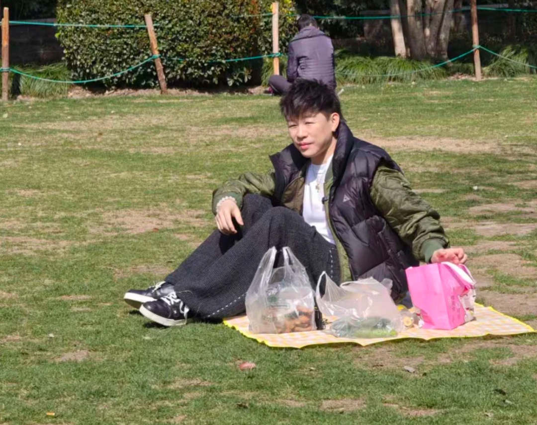 知名男星被拍到在公园草地野餐，自带9.9元垫子，推荐上海美食！网友直呼看饿了：一定试试趁热吃...