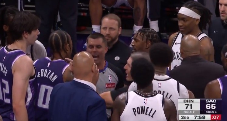 小摩擦！雷诺被切球出界后与曼恩顶牛对喷 裁判无任何吹罚