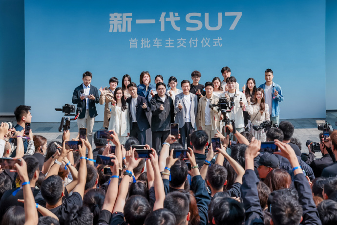 新一代SU7首批交付：雷军再为车主开车门，锁单量已超3万辆