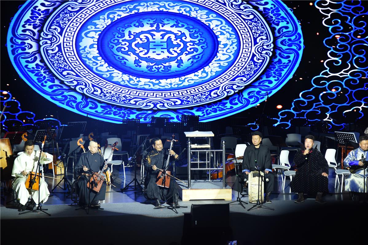 　　《鄂尔多斯赞》暖城鄂尔多斯马头琴交响乐团专场音乐会现场