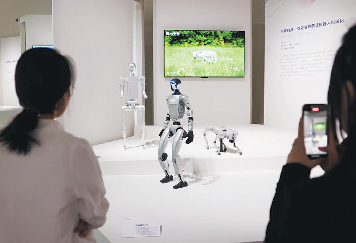 2025年4月29日，中国国家博物馆，展出的宇树机器人和机器狗。 资料图片/新京报记者 浦峰 摄