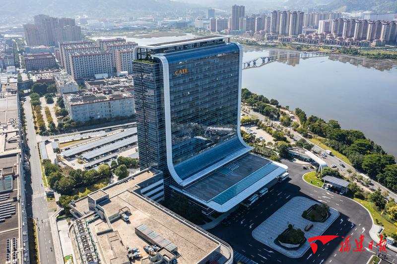 航拍下的宁德时代总部大楼。 福建日报记者 王毅 摄