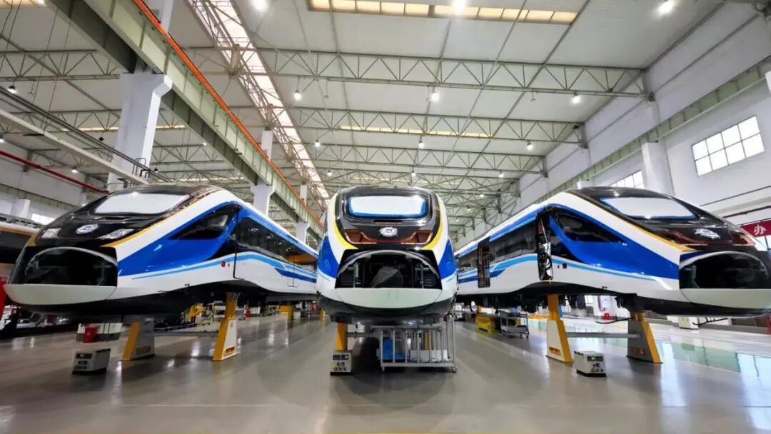 列车蓝色车身象征科技深邃与未来（重庆交开投集团供图）