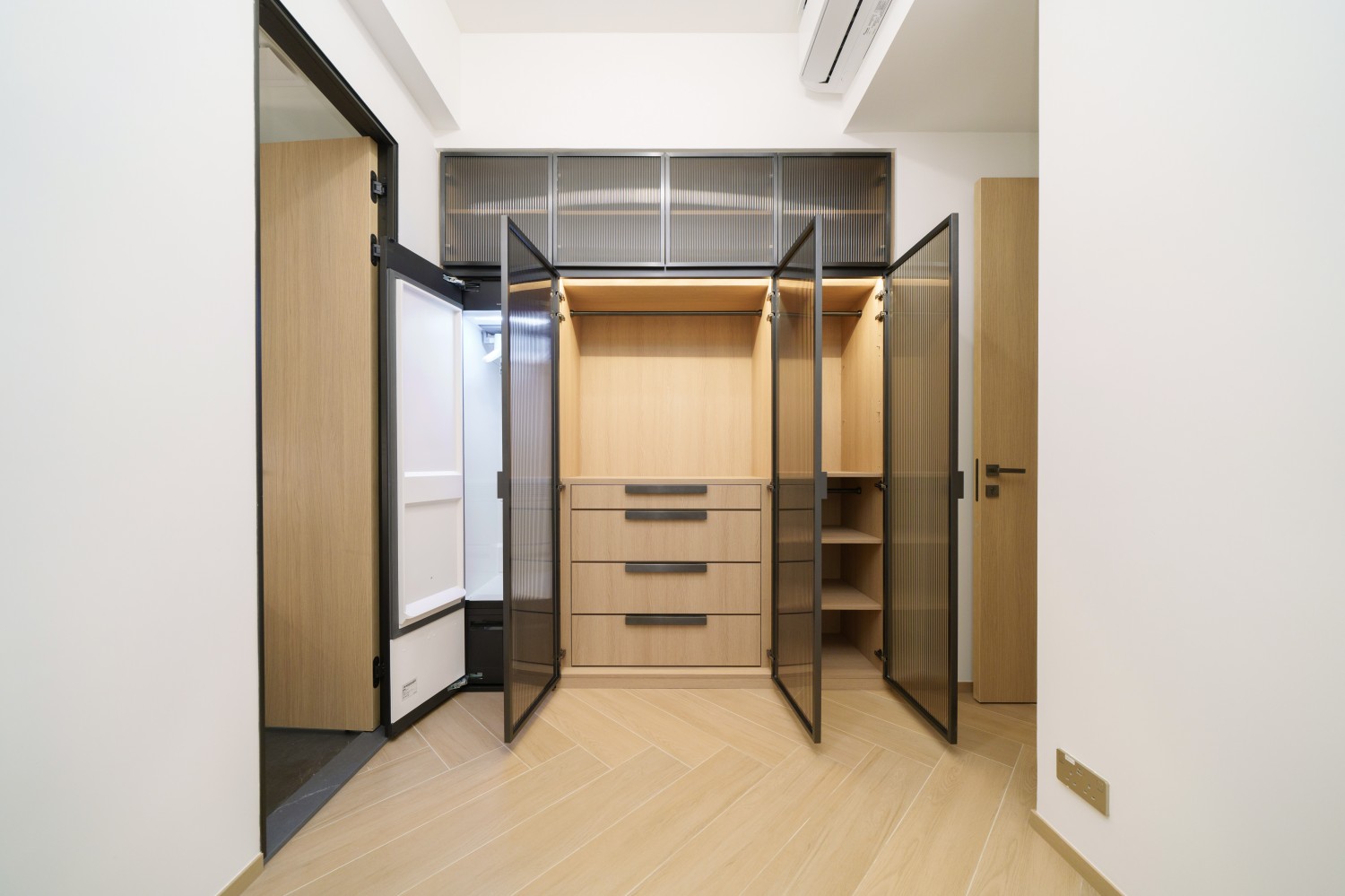 主人房嵌入式衣柜 — 收纳与美观兼顾