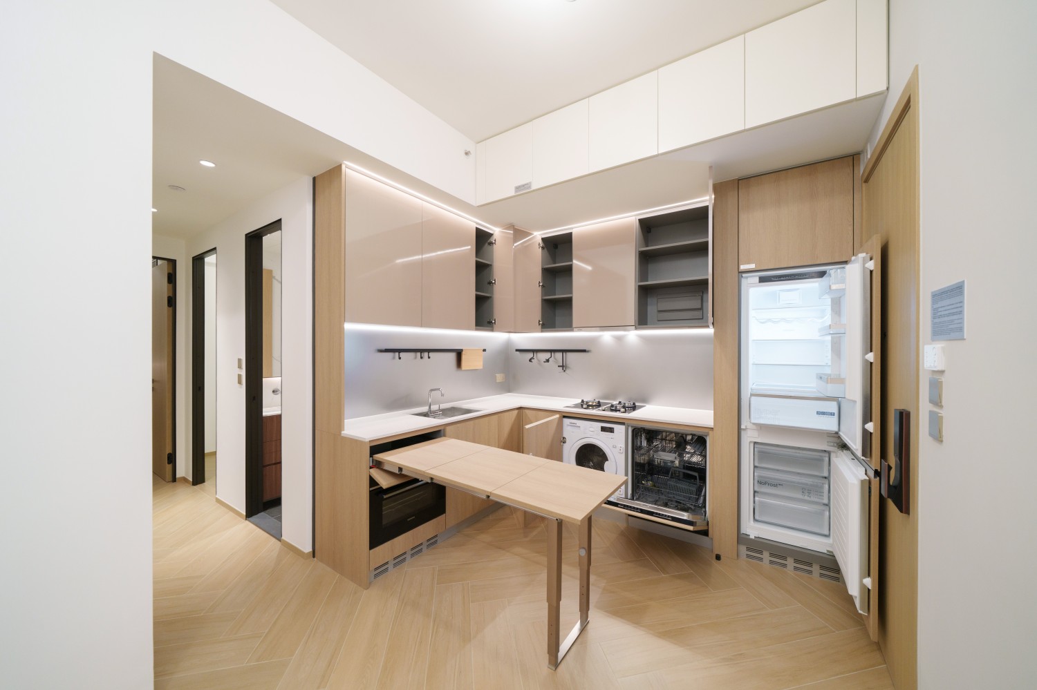 开放式厨房连折叠餐桌 — 空间灵活运用的典范