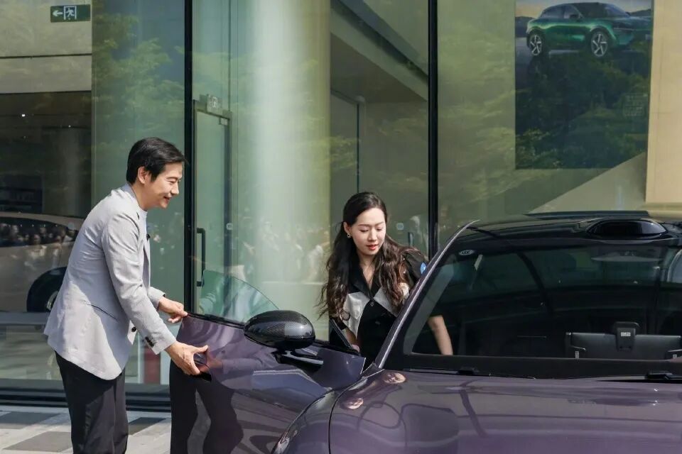 新一代SU7交付成配角，雷军、苏炳添合体抢戏，发生了什么？