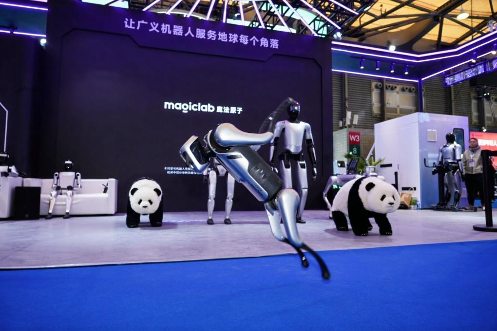   在3月12日-15日举办的AWE2026上，魔法原子MagicDog参展。企业供图