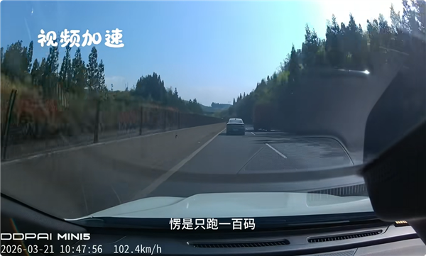 高速大忌！小车坚持100km/h与大货车并排 下一秒陷入绝境