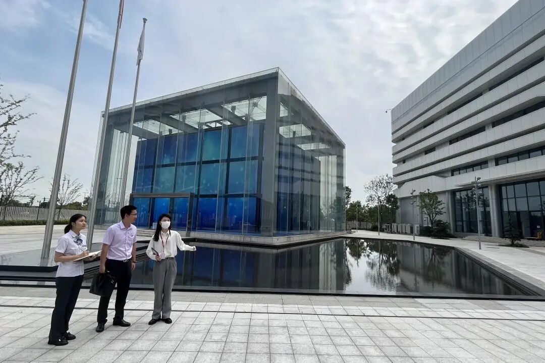 ▲农行浙江嘉兴分行客户经理走访“乌镇之光”超算中心