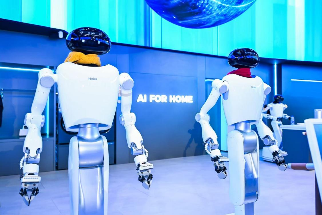 在3月12日-15日举办的AWE2026上，海尔智家集中发布“海娃”系列三大家庭服务机器人。主办方供图