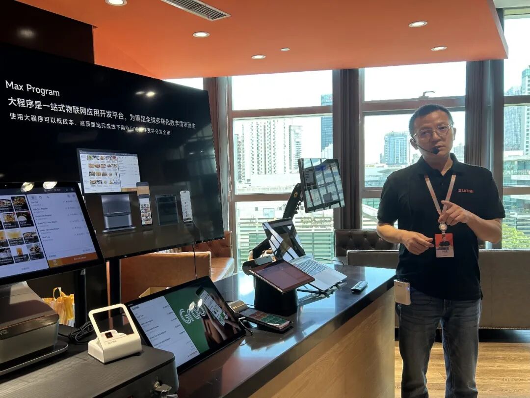 2025年9月25日，上海，商米科技副总经理张金普在介绍公司产品。 CFP