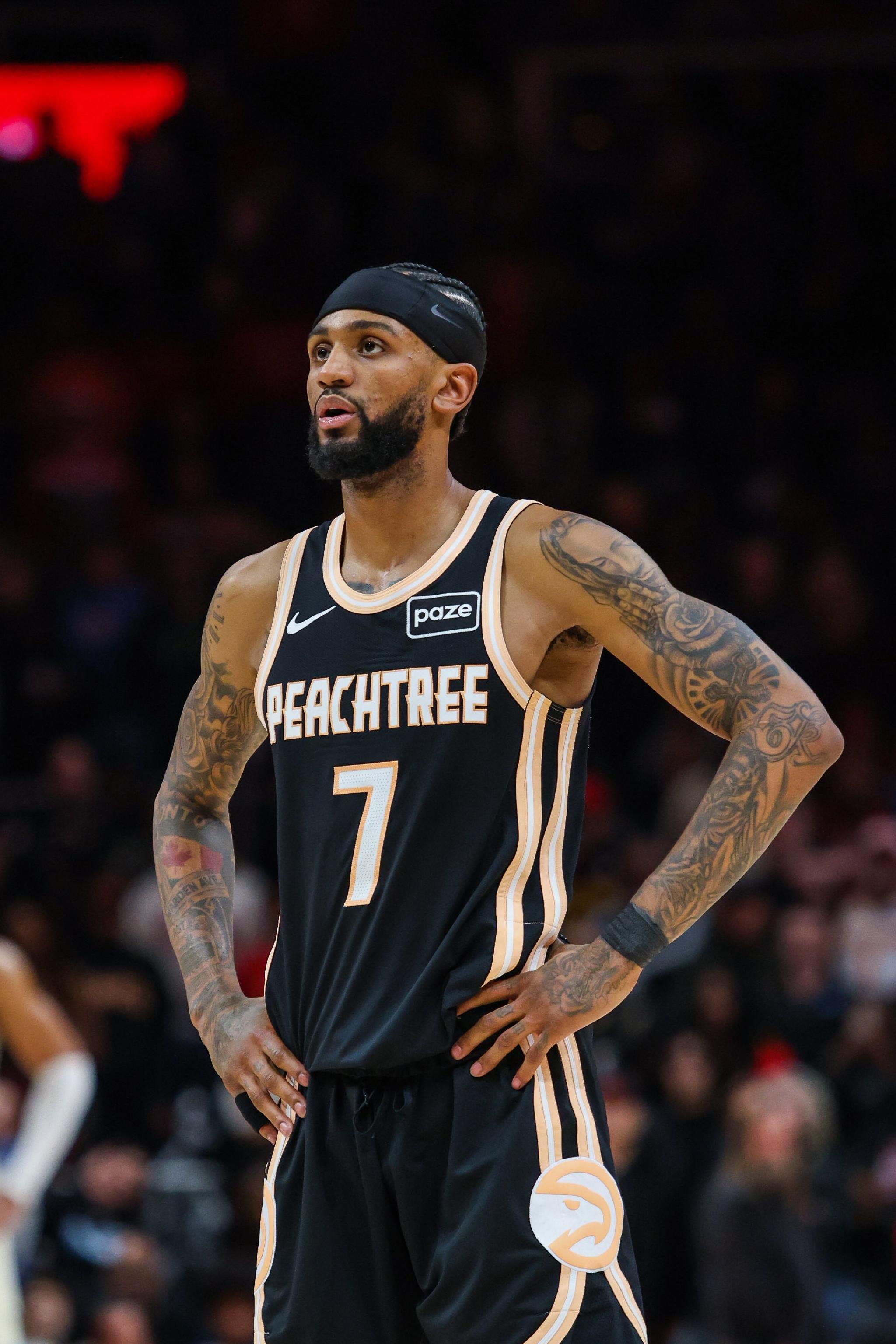 亚历山大-沃克：我的职业态度源于家人影响 她们每天都在坚持工作