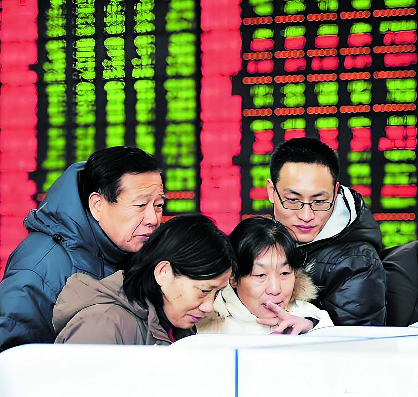 股民在一家证券营业厅关注行情 新华社发