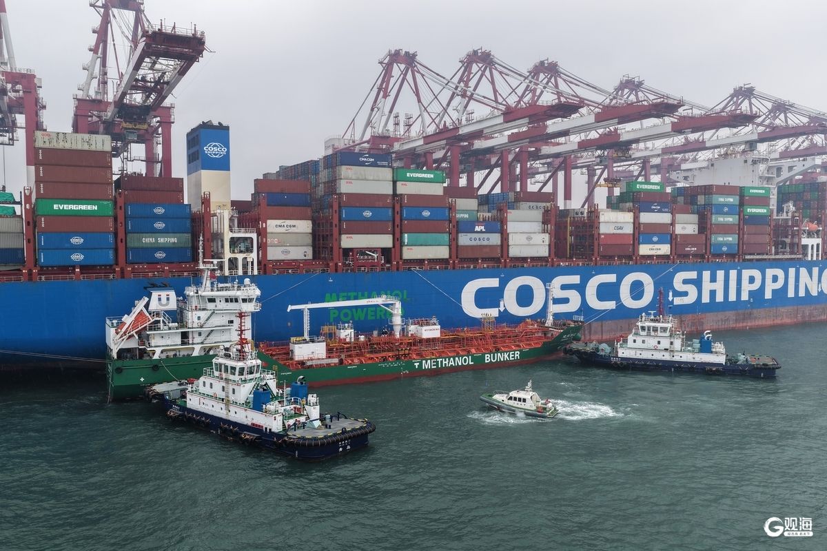 3月2日，青岛港首次“船对船”绿色甲醇燃料成功加注。杨雪梅 摄
