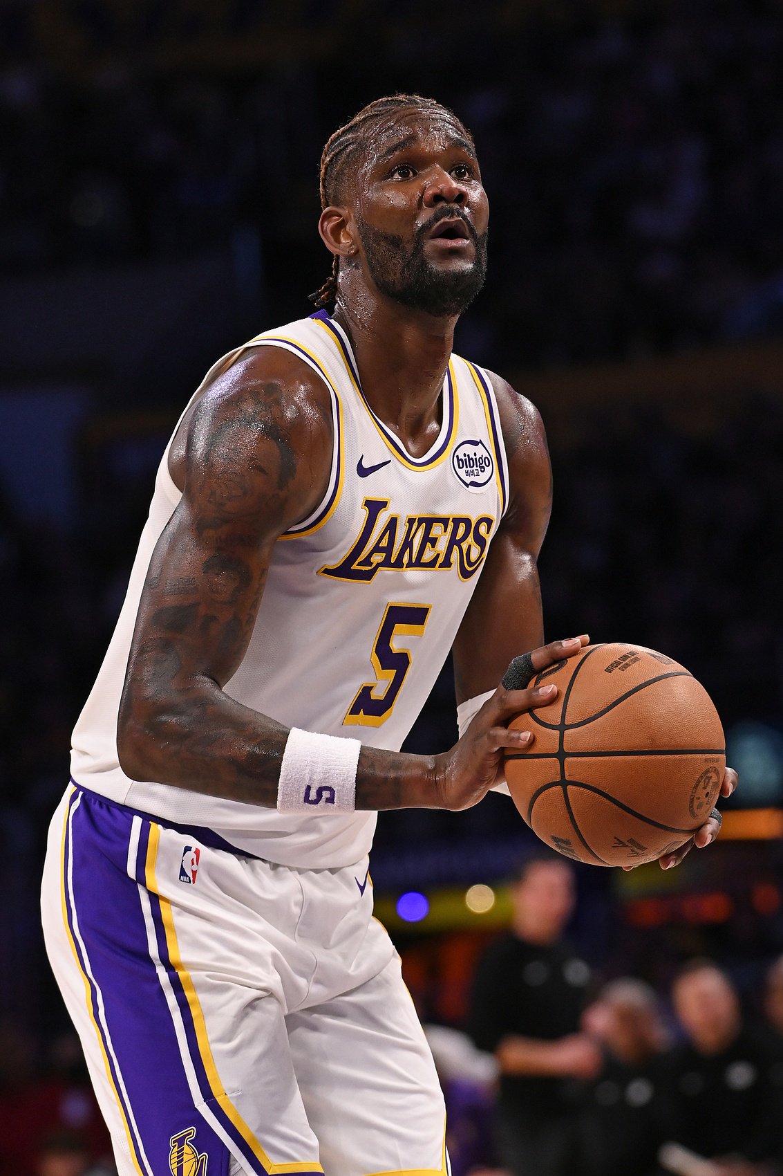 抗住压力！艾顿接球上篮被犯规 关键两罚全中反超活塞