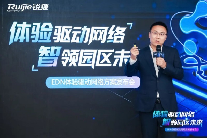     软件产品营销部总经理黄镇