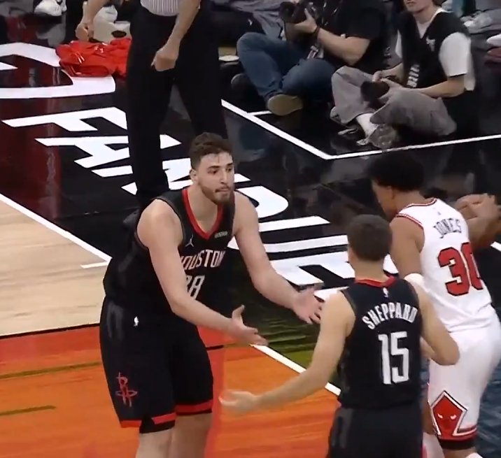 谢泼德包夹下手掏球犯规 申京极度沮丧摊手抱怨：你手往上伸啊！