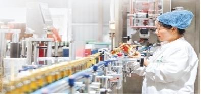 贵州得宝农业科技有限公司生产车间的工作人员检查刺梨饮料生产质量。 贵州日报天眼新闻记者 何晓璇 摄