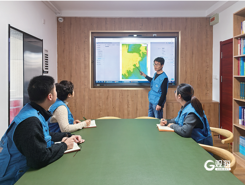 市环科院工作人员依托大气高值溯源与预测模拟平台开展分析工作。 刘栋 摄