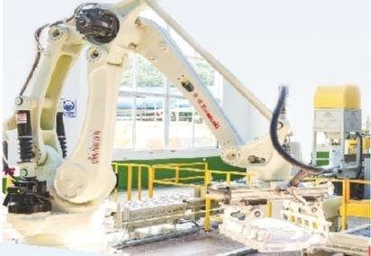 安顺市镇宁自治县贵州红星发展股份有限公司生产车间内，机械臂将硫酸钡转运至指定区域。贵州日报天眼新闻记者 何晓璇 摄