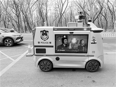 日前，智慧无人巡逻机器人在铁西区体育场周围巡逻，它具有巡逻、报警、救援、防盗等功能。李浩摄