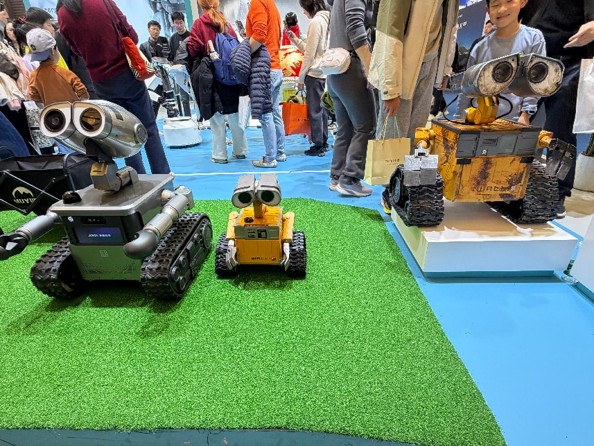   在3月12日-15日举办的AWE2026上，乐享科技展示履带式机器人W1和大小瓦力机器人。企业供图