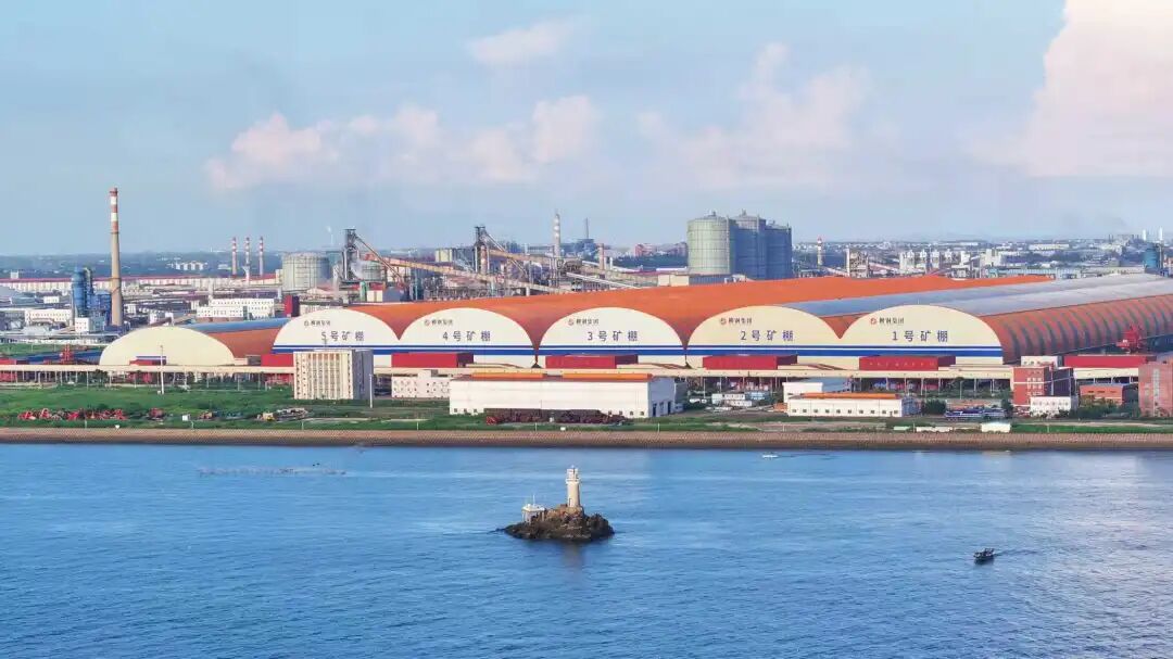 ▲广西钢铁敷设光伏板的原料大棚。