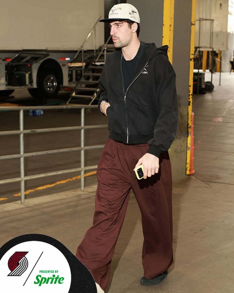 开拓者众将入场穿搭：杨瀚森粉色系 格兰特依旧独美