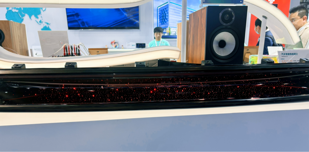 （车载音乐律动&AI情绪氛围灯现场图）