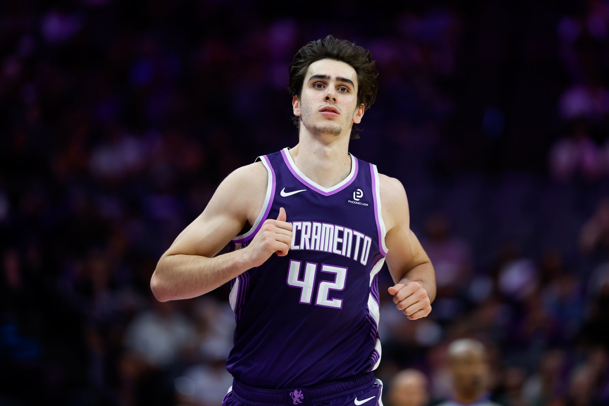 42号秀！雷诺半场10中6砍全队最高15分外加4板 三分2中1